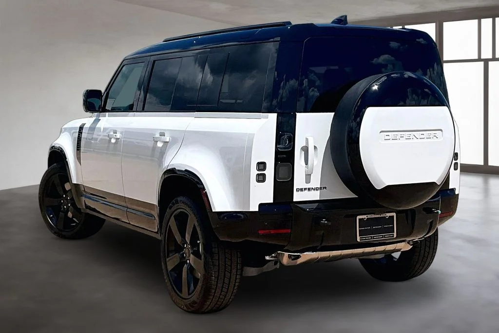 New 2026 White Land Rover X-Dynamic SE image 3