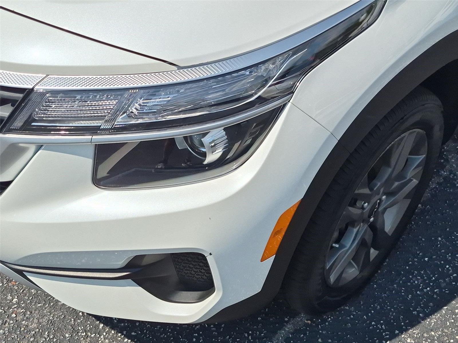 Used 2023 Snow White Pearl Kia LX image 9