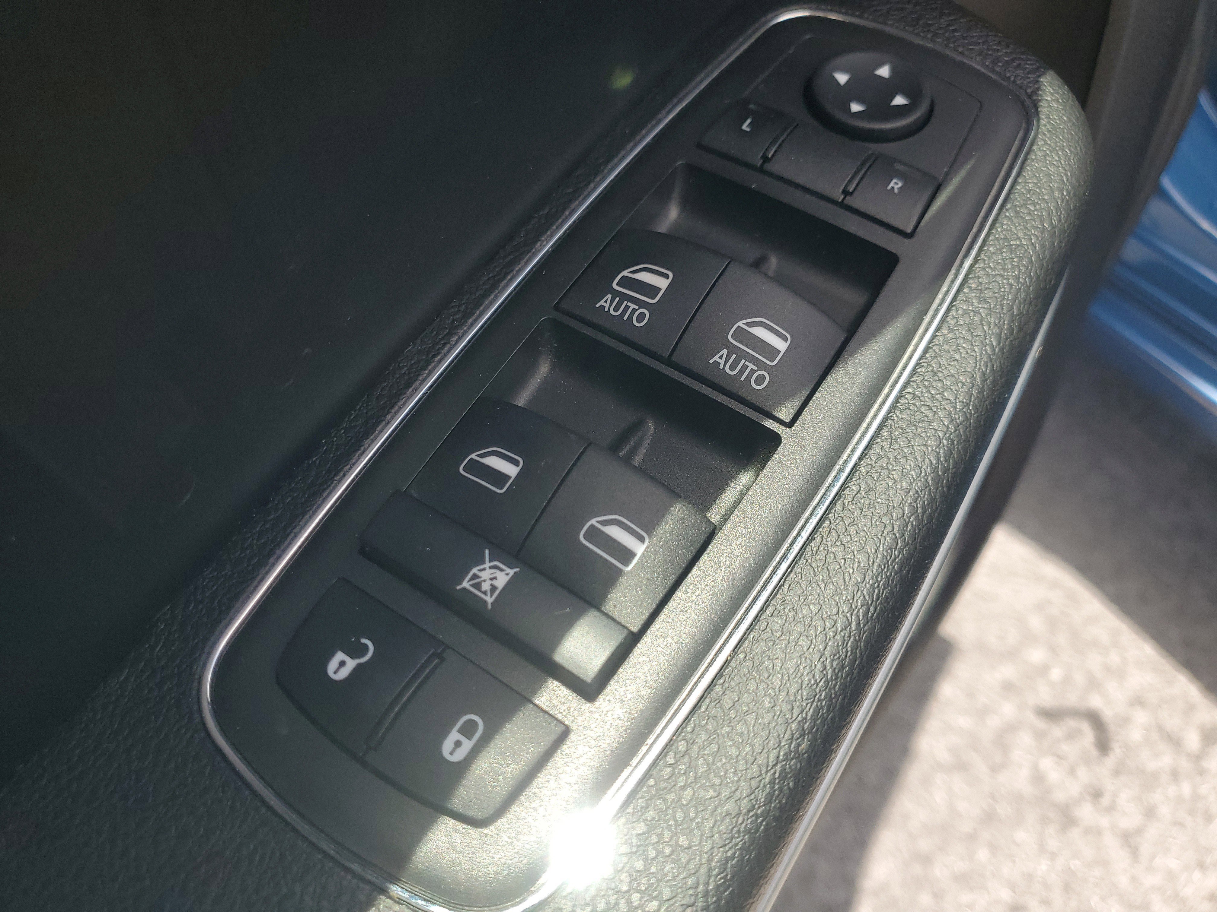 Used 2022 Frostbite Chrysler Touring image 18