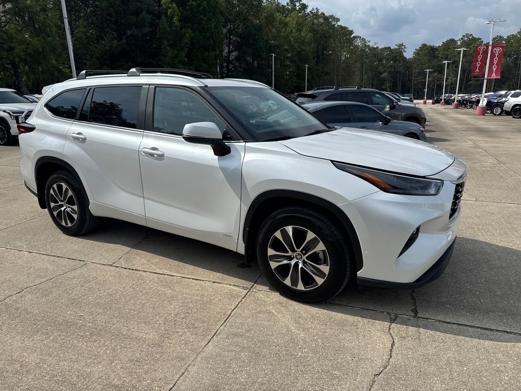 Used 2026 Beige Toyota XLE image 9