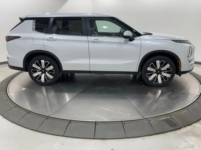 Used 2025 White Mitsubishi SE image 6