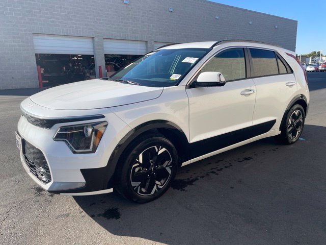 Used 2023 White Kia Wind image 3
