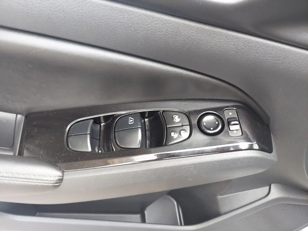 Used 2023 Silver Nissan 2.5 SV image 16