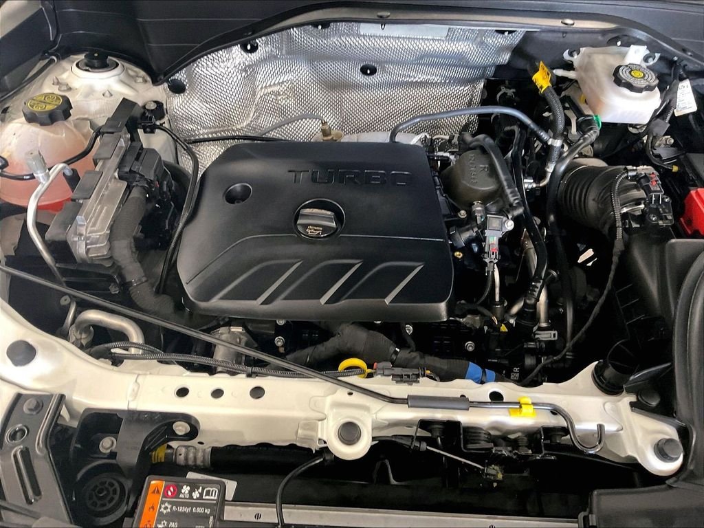 Used 2025 White Chevrolet LT image 29