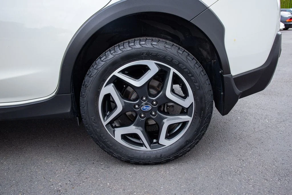 Used 2020 Crystal White Pearl Subaru Limited image 31