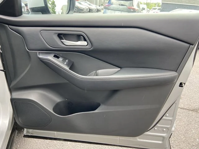 2025 Nissan Rogue SV - Photo 27