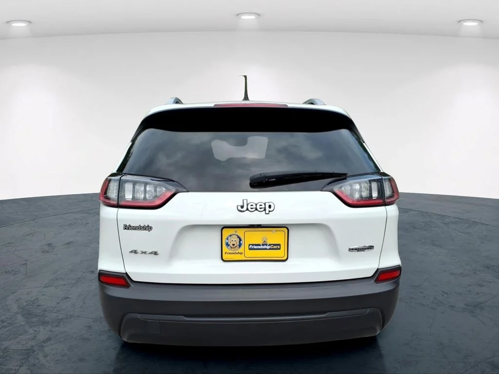 Used 2021 White Jeep Latitude image 10