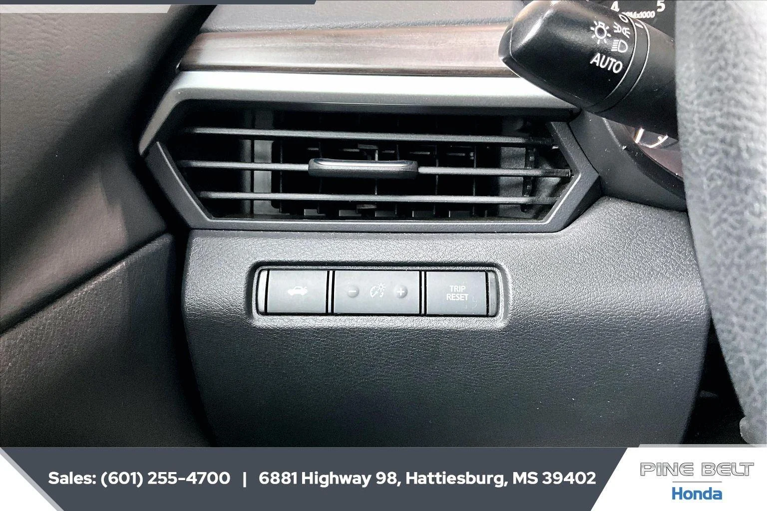 Used 2025 Glacier White Nissan SV image 22