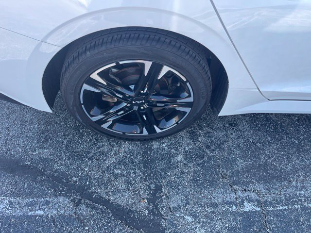 Used 2023 White Kia GT-Line image 9