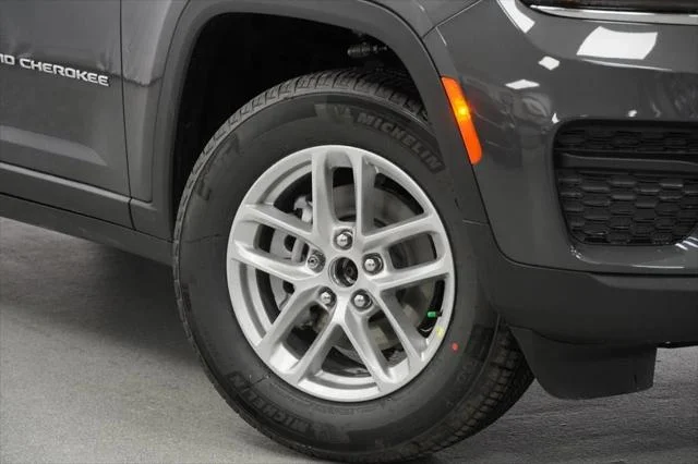 New 2026 Baltic Gray Metallic Clear-Coat Exterior Paint Jeep Laredo X image 4