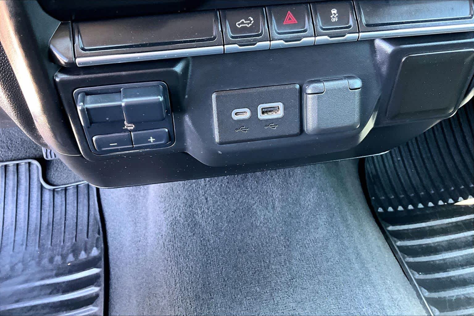 Used 2021 Summit White Chevrolet Custom image 33