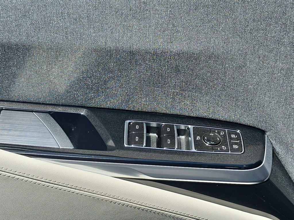 Used 2025 Silver Cadillac V-Series image 33