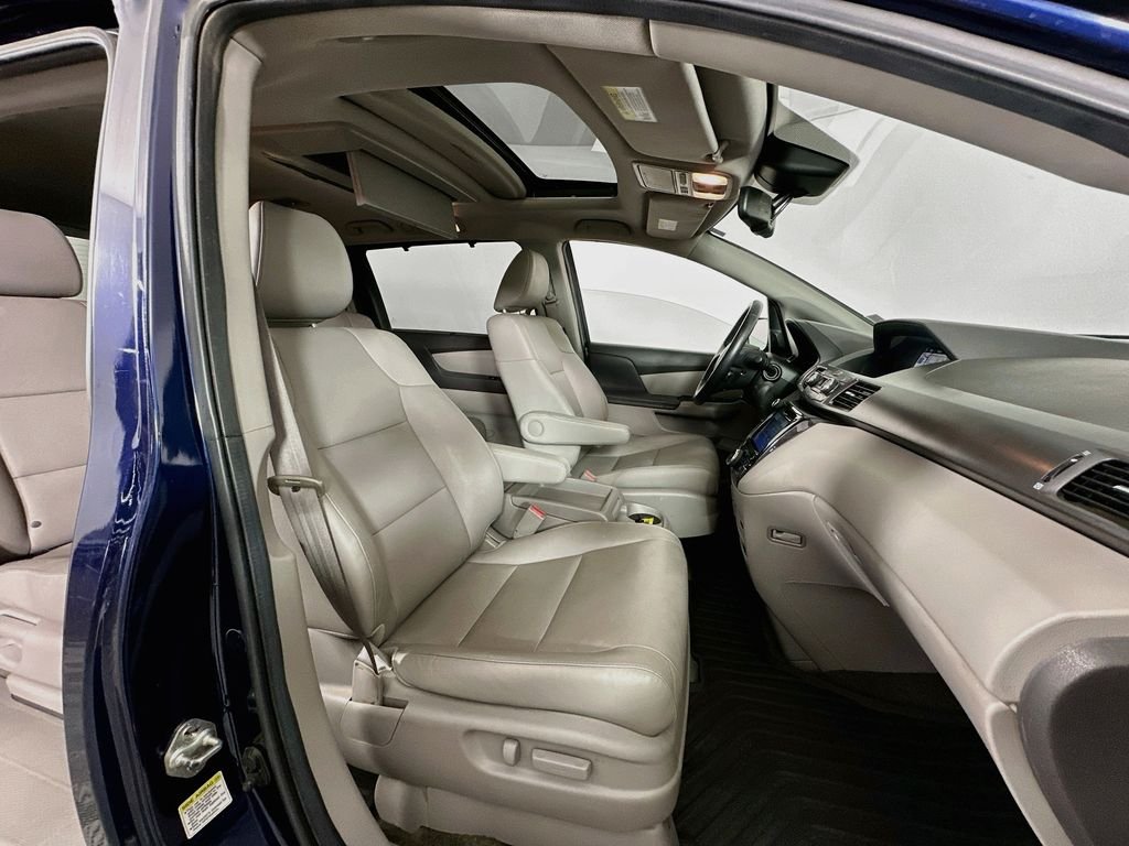 Used 2014 Obsidian Blue Pearl Honda Touring image 32