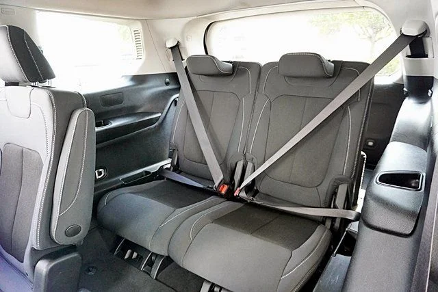 Used 2023 White Jeep Laredo image 17