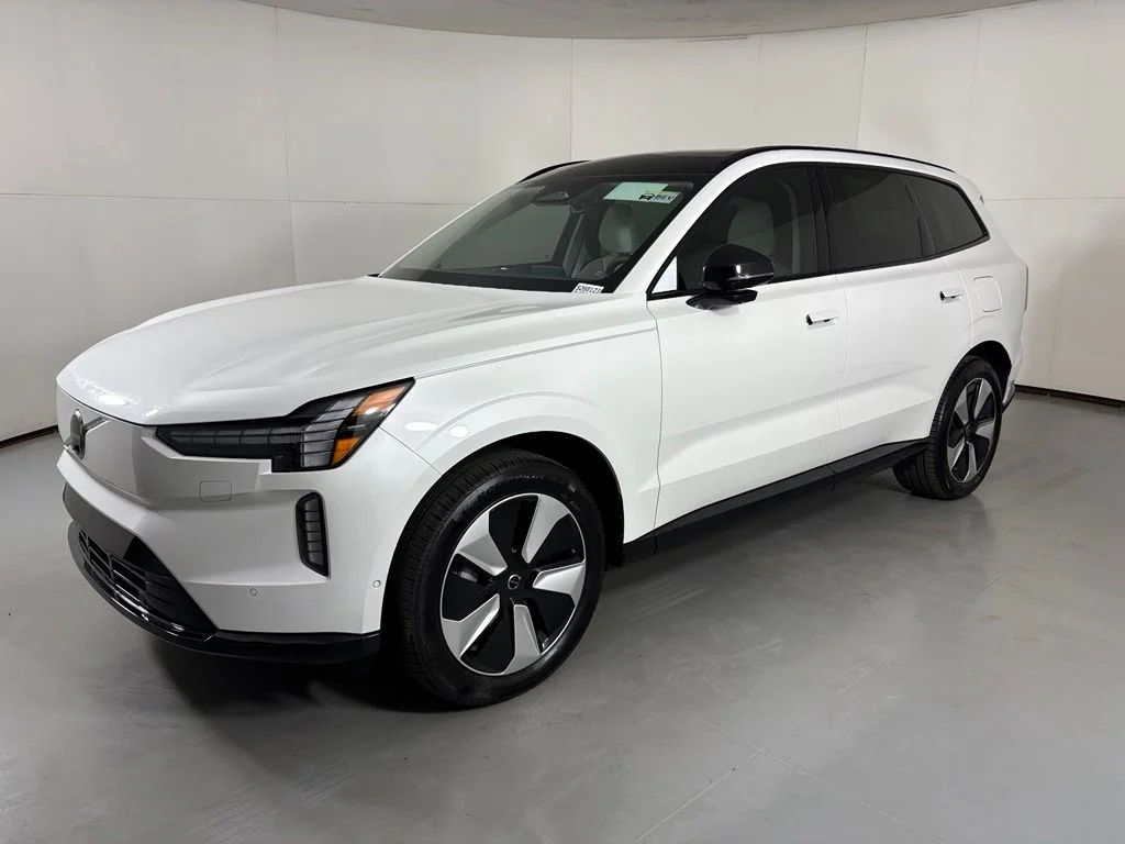 New 2026 Crystal White Volvo Plus image 4