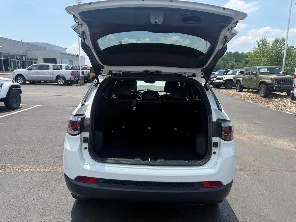 Used 2022 White Jeep Latitude image 37