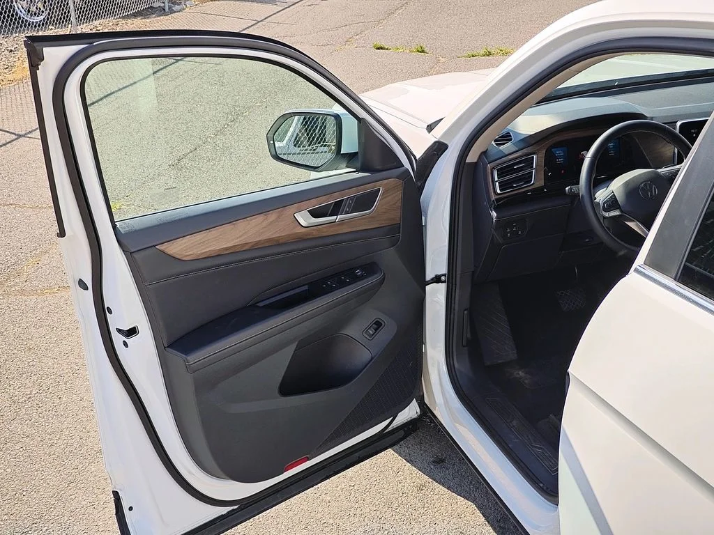 2025 Volkswagen Atlas SE w/Tech - Photo 13