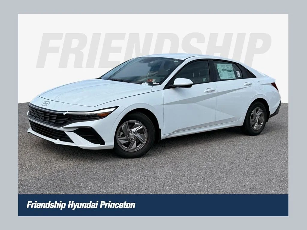 Used 2025 White Hyundai SE image 1