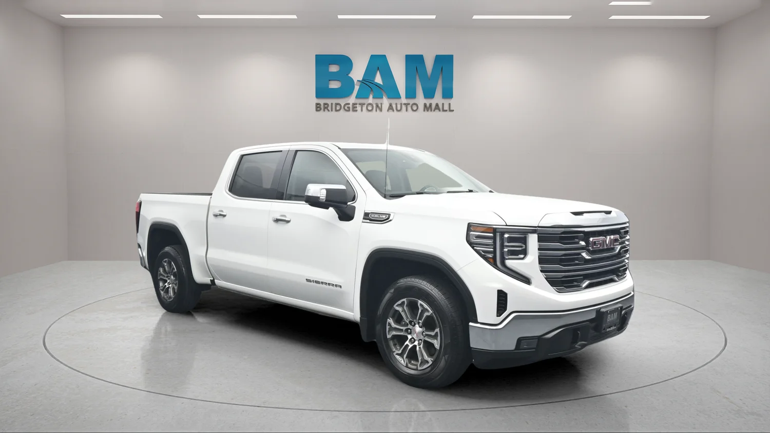 Used 2025 White GMC SLT image 1