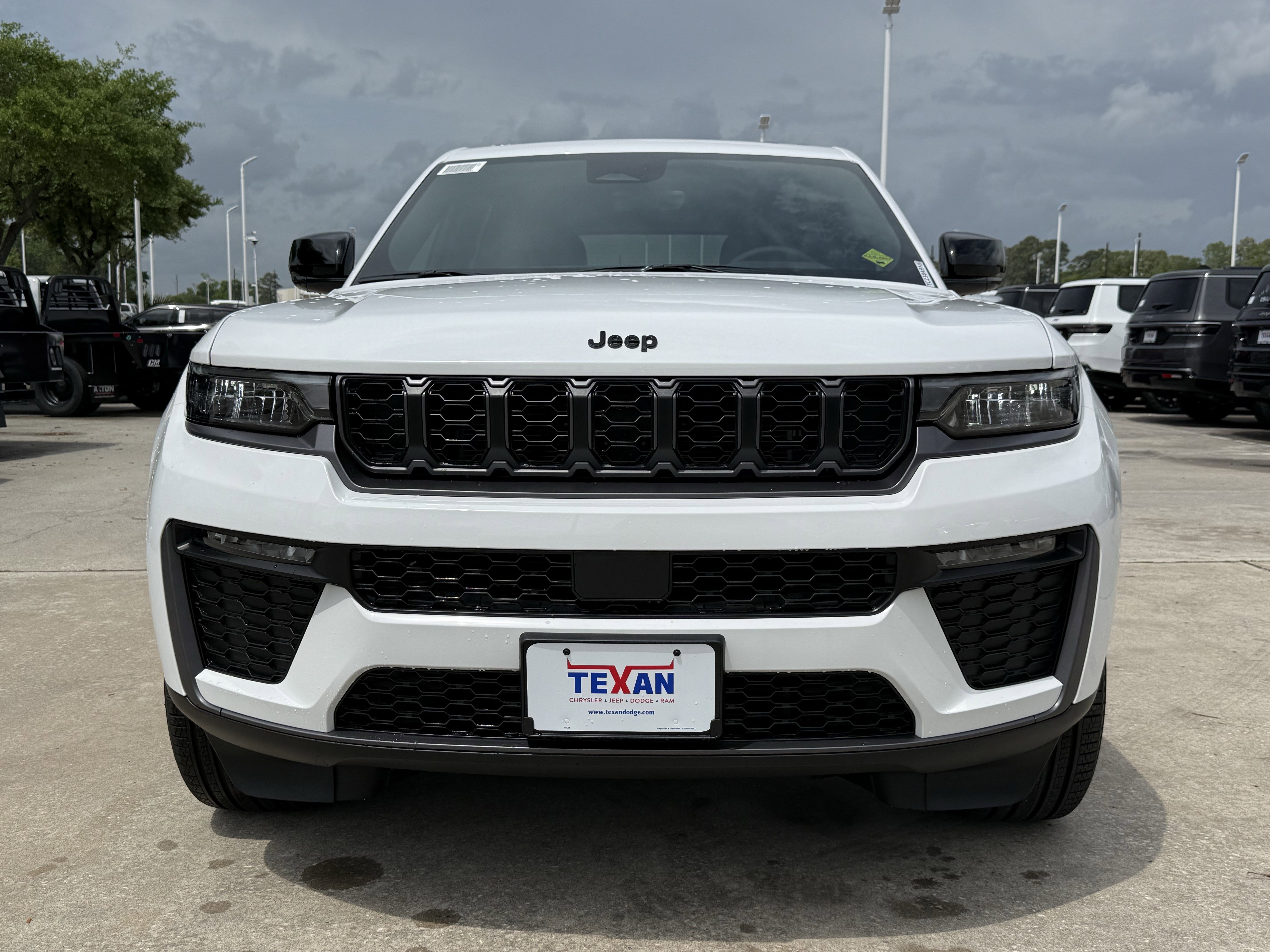 New 2026 Bright White Clear-Coat Exterior Paint Jeep Limited image 6