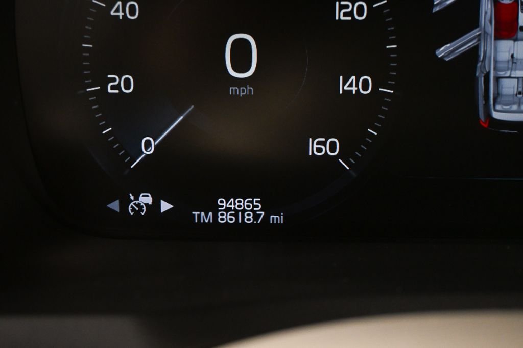 Used 2018 Blue Volvo T6 Momentum image 11