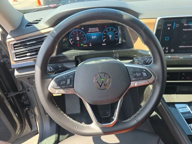 Used 2025  Volkswagen 2.0T SE w/Technology image 26