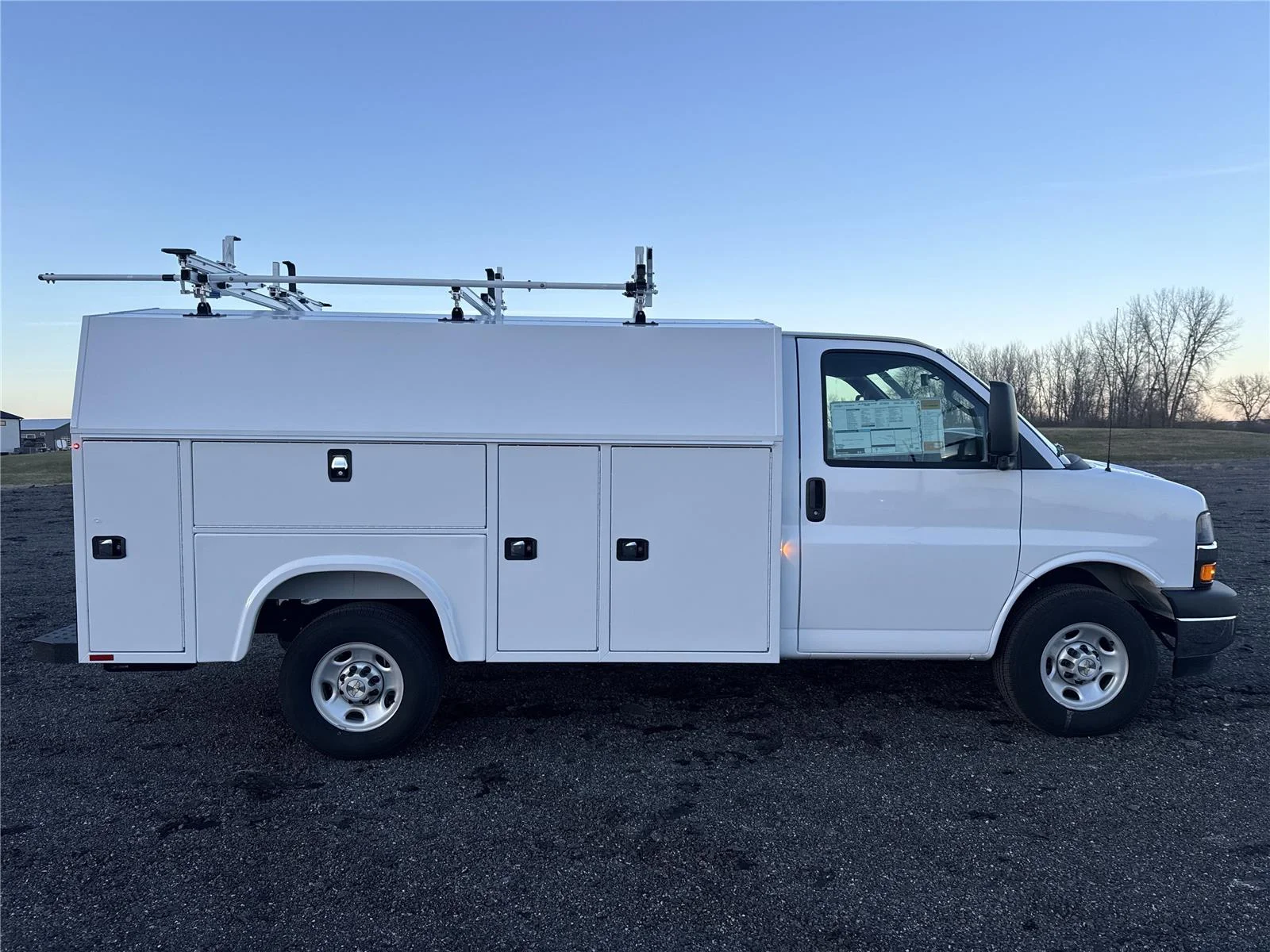 New 2025 Summit White Chevrolet 1WT image 9