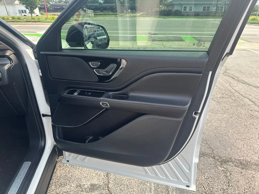 Used 2023 White Metallic Lincoln Standard image 31