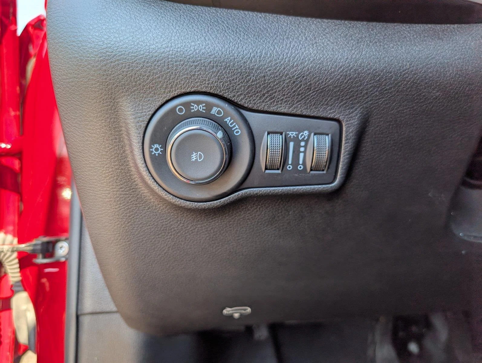 Used 2025 Red Hot Pearlcoat Jeep Latitude image 34