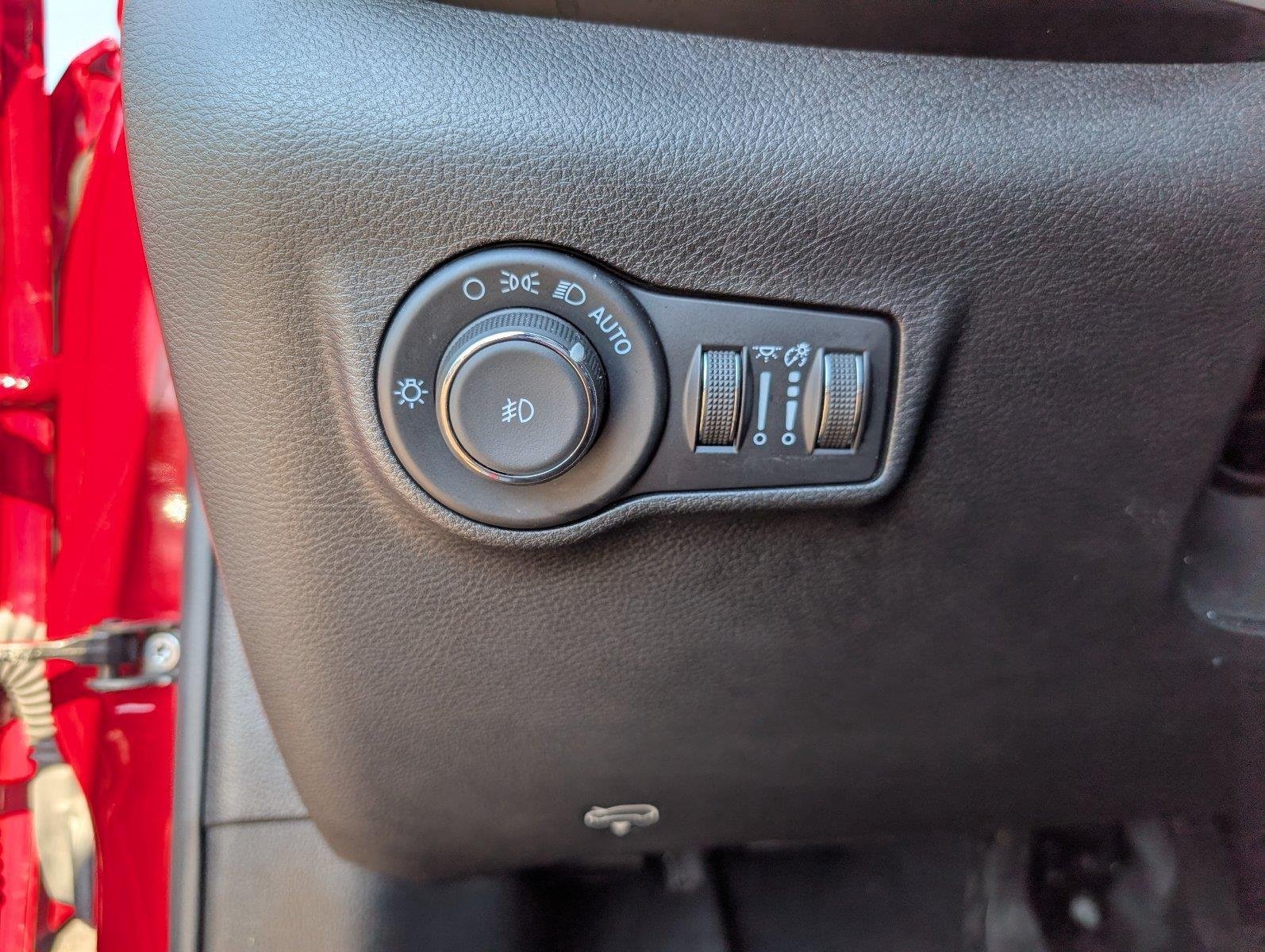 Used 2025 Red Hot Pearlcoat Jeep Latitude image 34