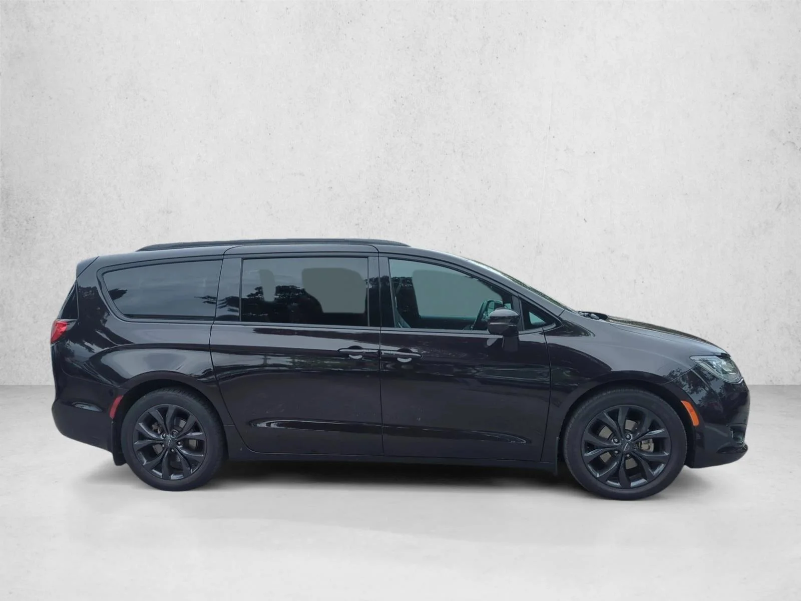 Used 2019 Dark Cordovan Pearlcoat Chrysler Limited image 4