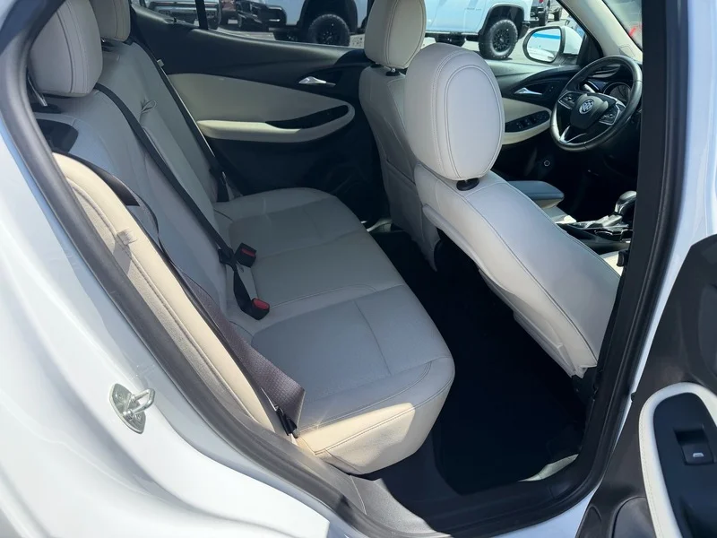 Used 2020 SUMMIT WHITE Buick Select image 18