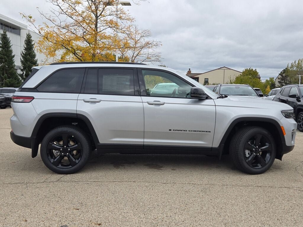 New 2025 Silver Zynith Exterior Paint Jeep Limited image 6