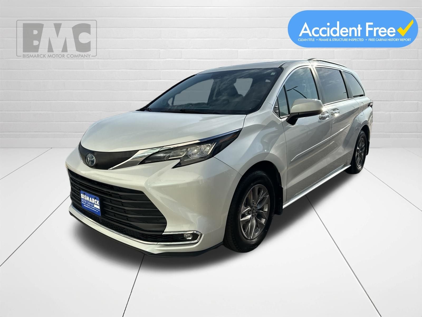 Used 2022 Beige Toyota XLE image 1