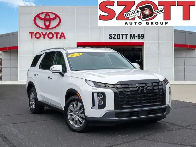 Used 2025 White Hyundai SEL image 1