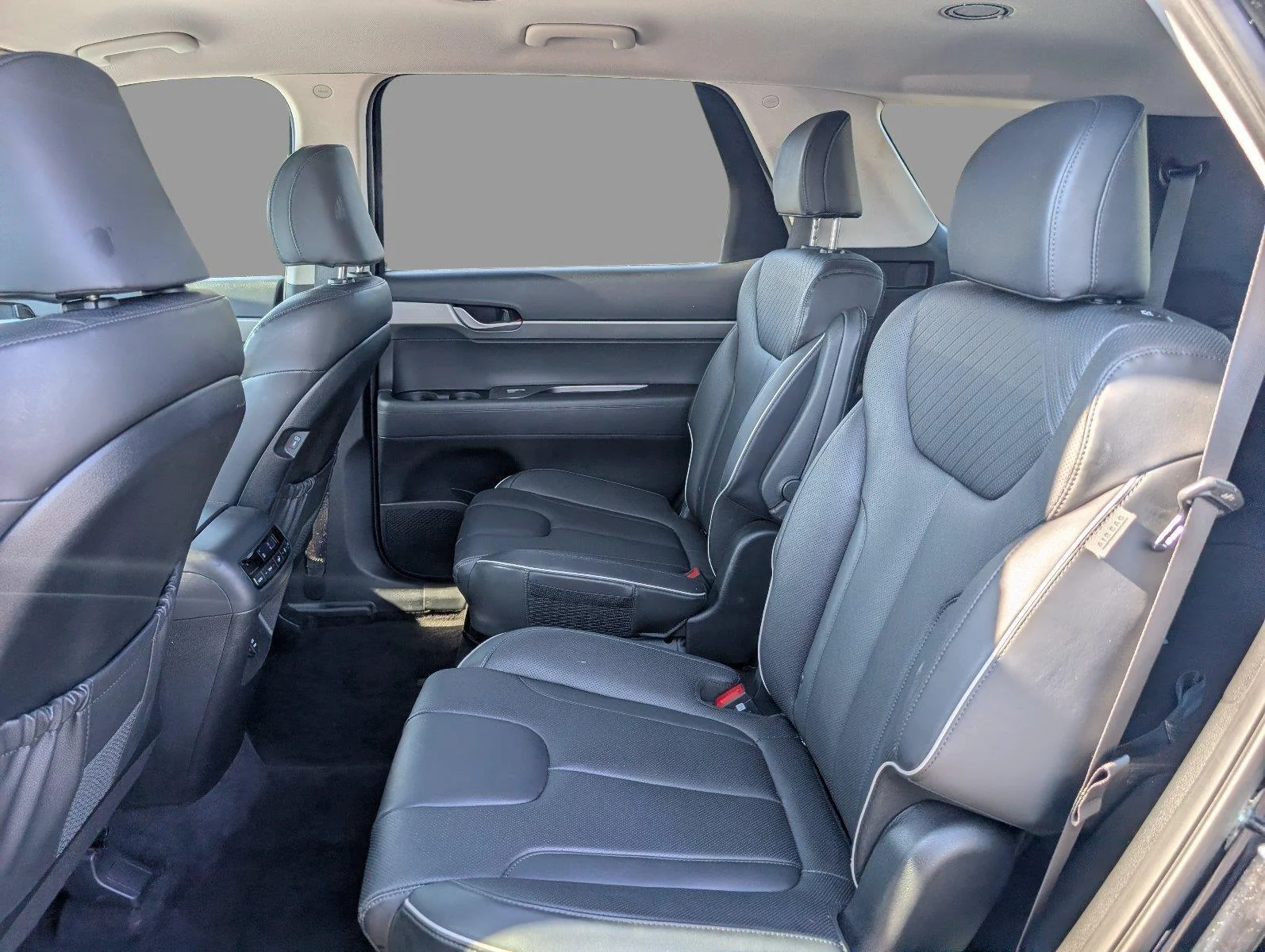 Used 2025 Abyss Black Pearl Hyundai SEL image 35