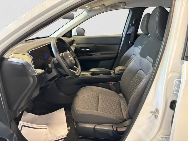 Used 2025 Aspen White Nissan SV image 10