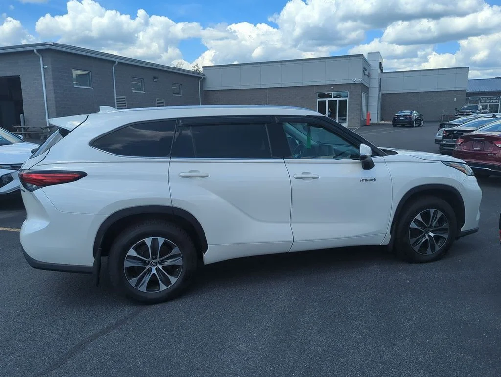 Used 2021 White Toyota XLE image 9