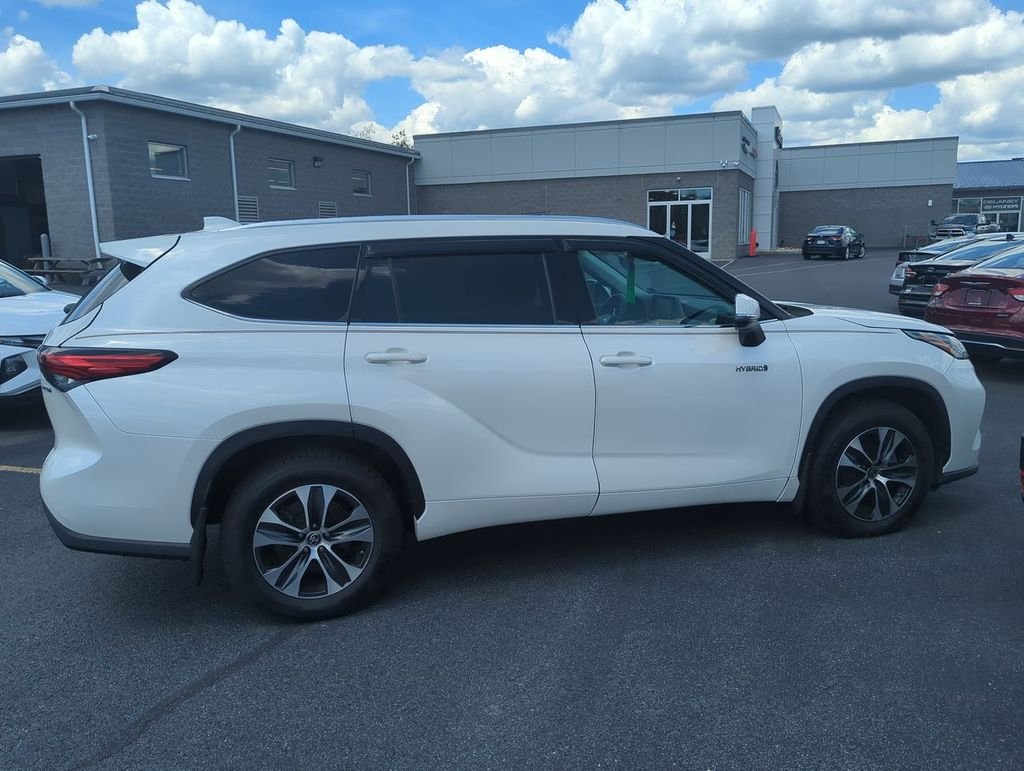 Used 2021 White Toyota XLE image 9