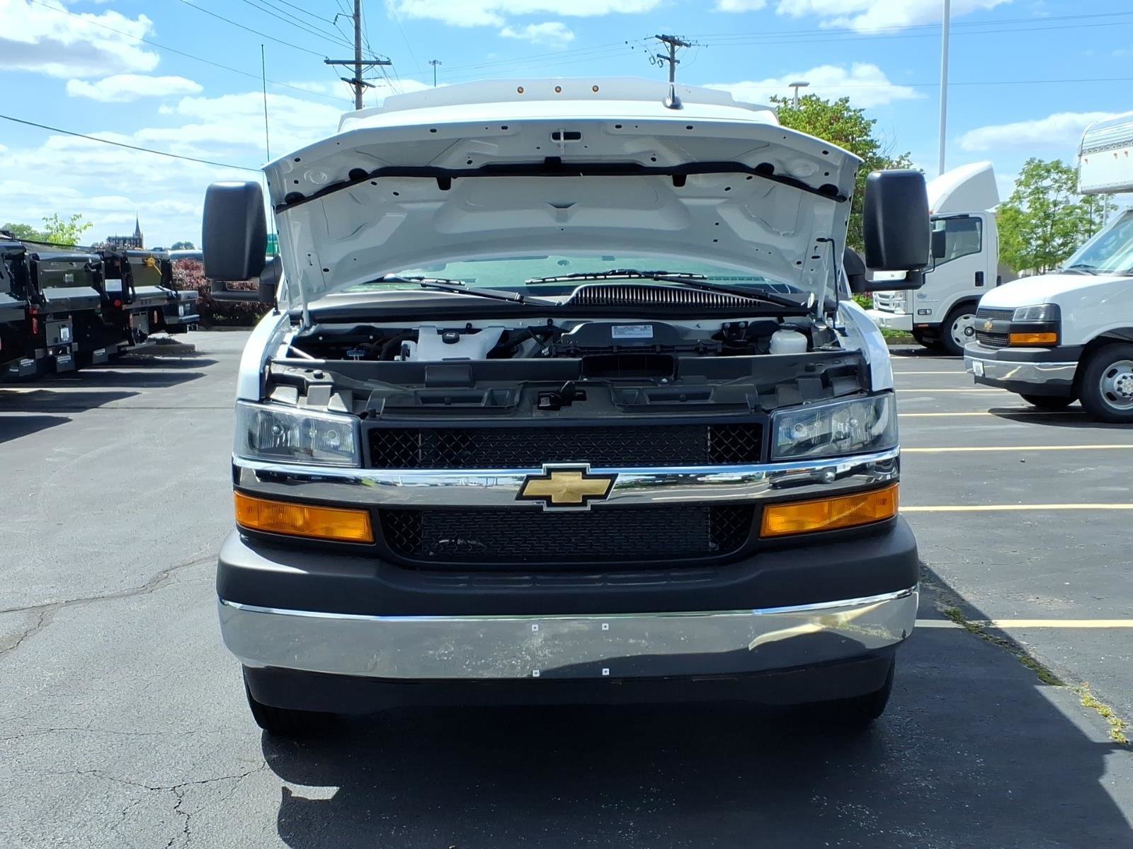 New 2026 Summit White Chevrolet 1WT image 22