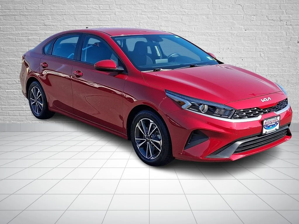 Used 2024 Currant Red Kia LXS image 3