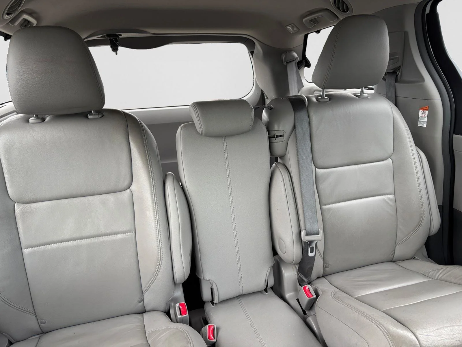 Used 2016 Blizzard Pearl Toyota XLE Premium 8-Passenger image 18