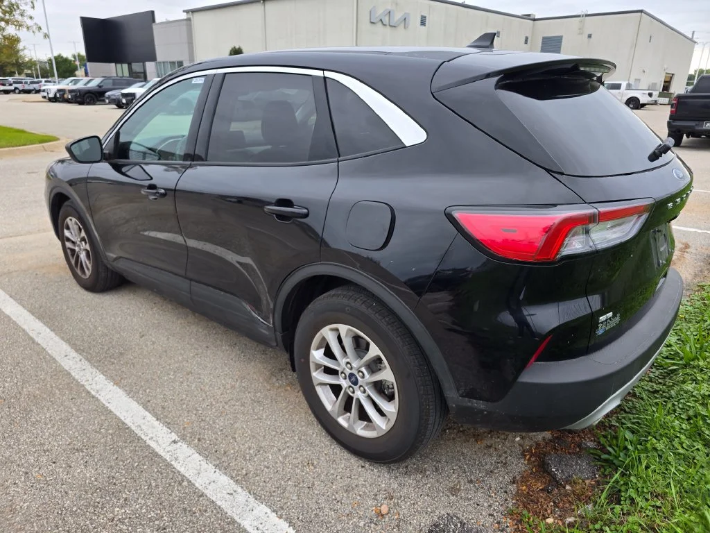 Used 2022 Black Ford SE image 5