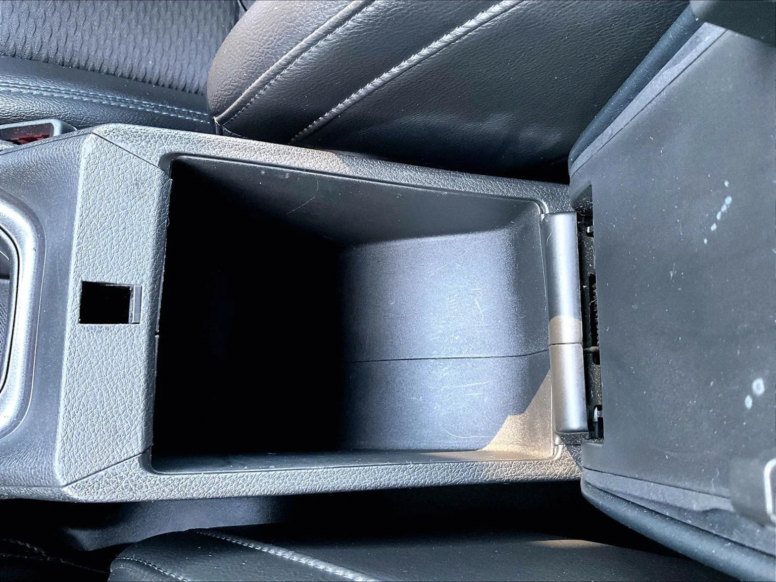 Used 2022 Gray Jeep Latitude image 30