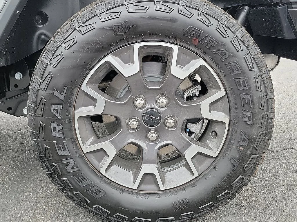 2025 Jeep Wrangler 4-Door Sahara - Photo 19