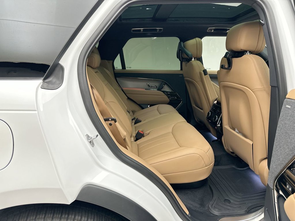 New 2027 Fuji White Land Rover SE image 7