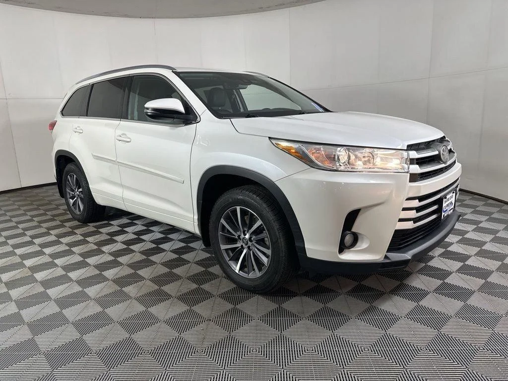 Used 2017 Blizzard Pearl Toyota XLE image 21
