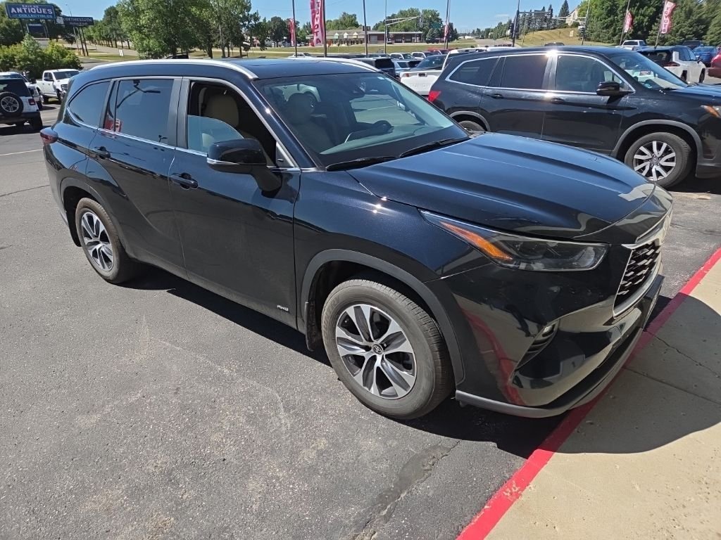 Used 2024 Toyota Highlander XLE with VIN 5TDKBRCH5RS604453 for sale in Fergus Falls, Minnesota