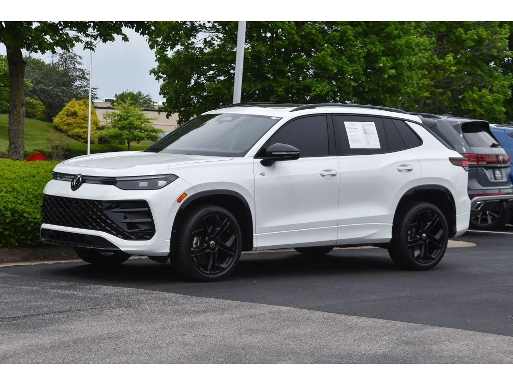 Used 2025 Opal White Pearl Volkswagen SE R-Line Black image 8