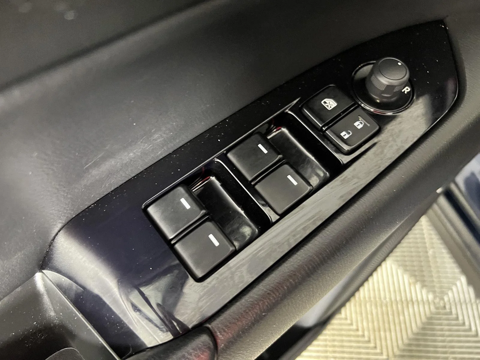 Used 2019  Mazda Touring image 16